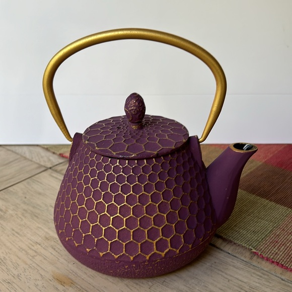 Vintage Gracious Home Honeycomb Cast Iron Teapot - Picture 4 of 7